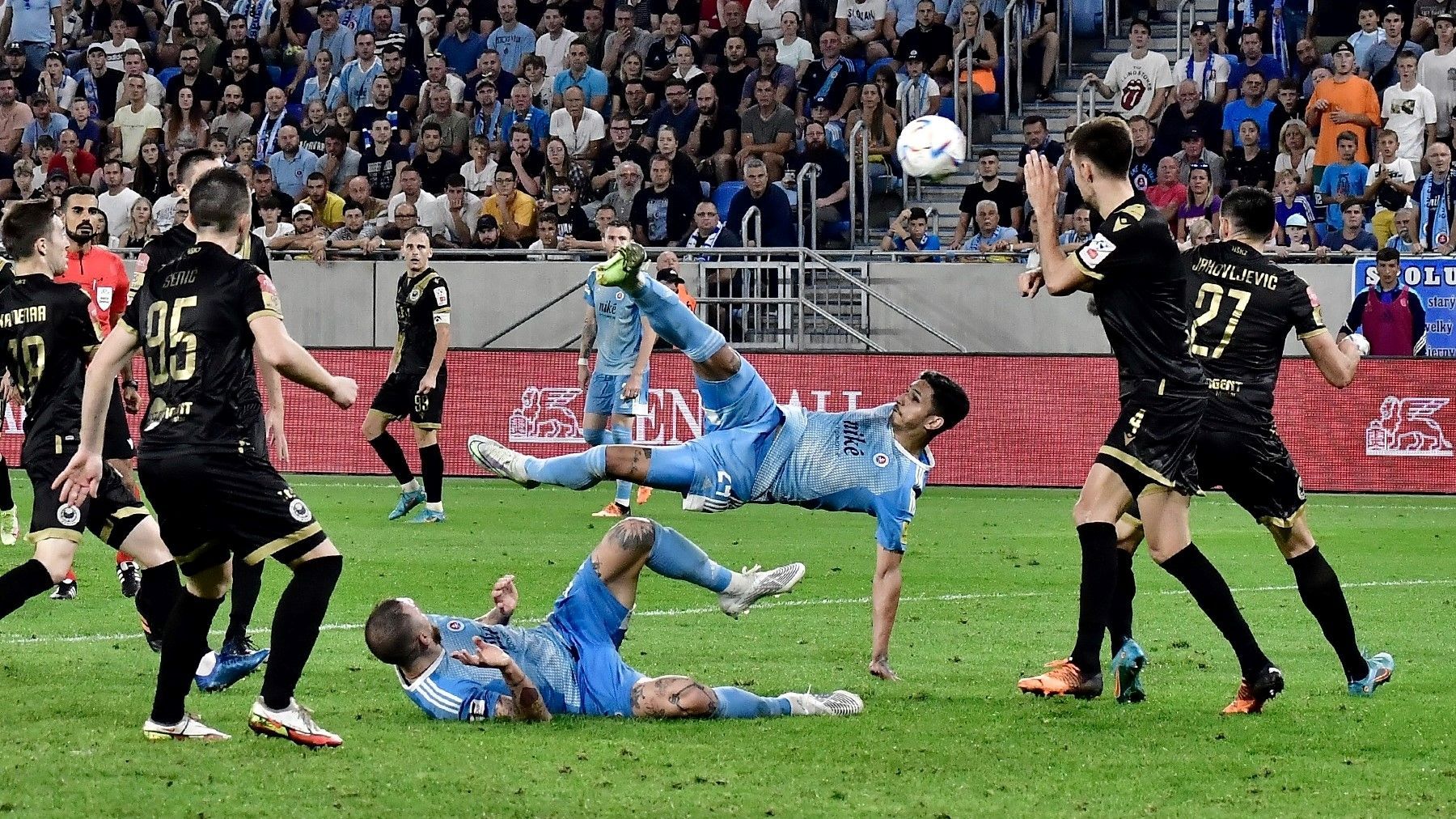 Форвард Динамо забив рятівний гол бісіклетою на 120+2 хвилині в Лізі конференцій: відео Форвард Динамо забив рятівний гол бісіклетою на 120+2 хвилині в Лізі конференцій: відео