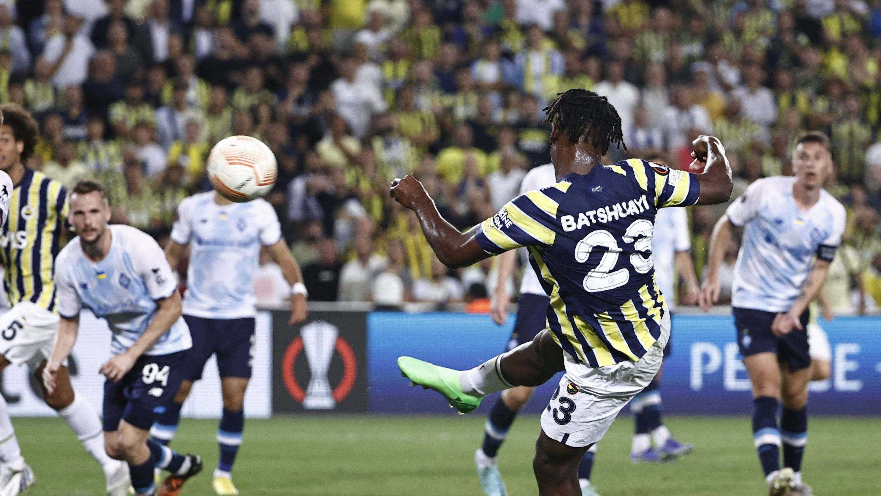 Батшуаї забив гол у ворота Динамо Батшуаї забив гол у ворота Динамо