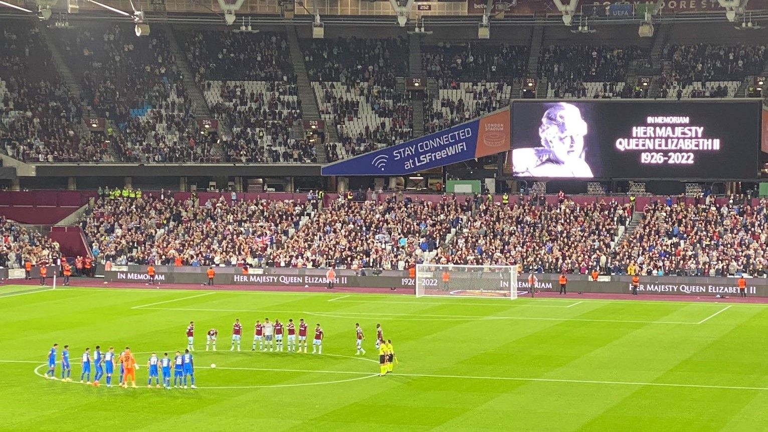Футбоілсти вшанували пам'ять королеви Єлизавети II Футбоілсти вшанували пам'ять королеви Єлизавети II