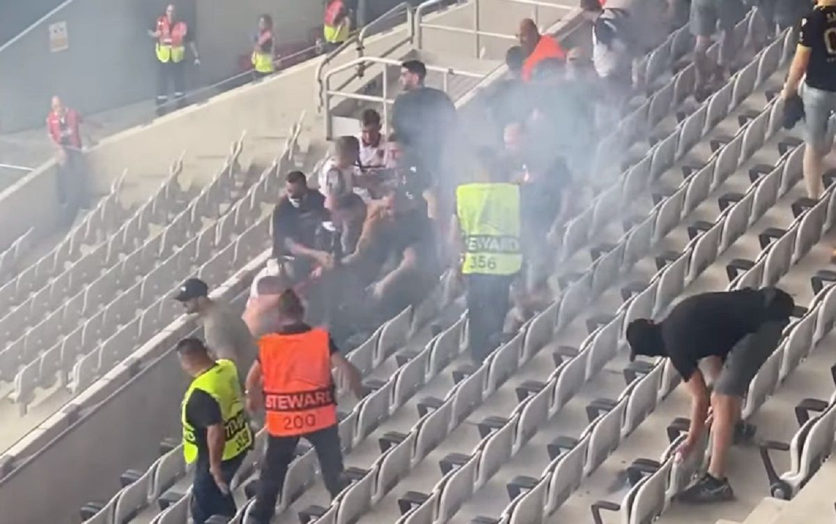 Перед матчем Лиги конференций фанаты устроили массовую потасовку игру перенесли на час - 24 канал Спорт Перед матчем Лиги конференций фанаты устроили массовую потасовку игру перенесли на час - 24 канал Спорт