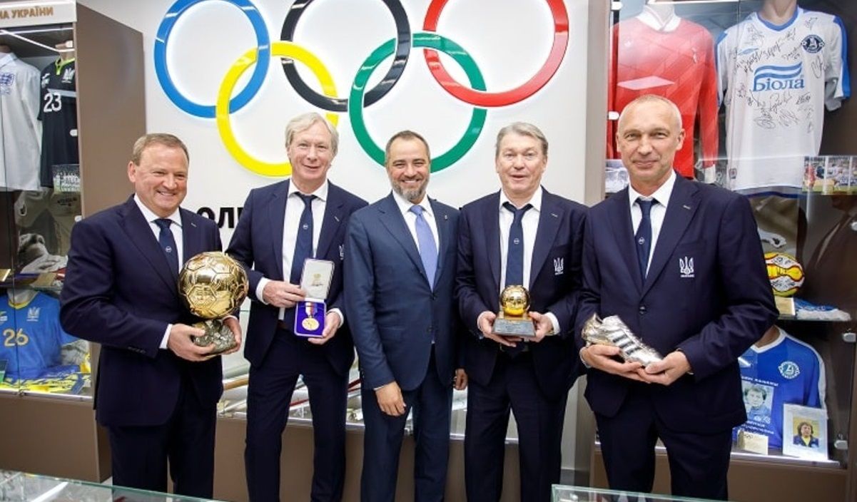 Легенди українського футболу разом з президентом УАФ Андрієм Павелком Легенди українського футболу разом з президентом УАФ Андрієм Павелком