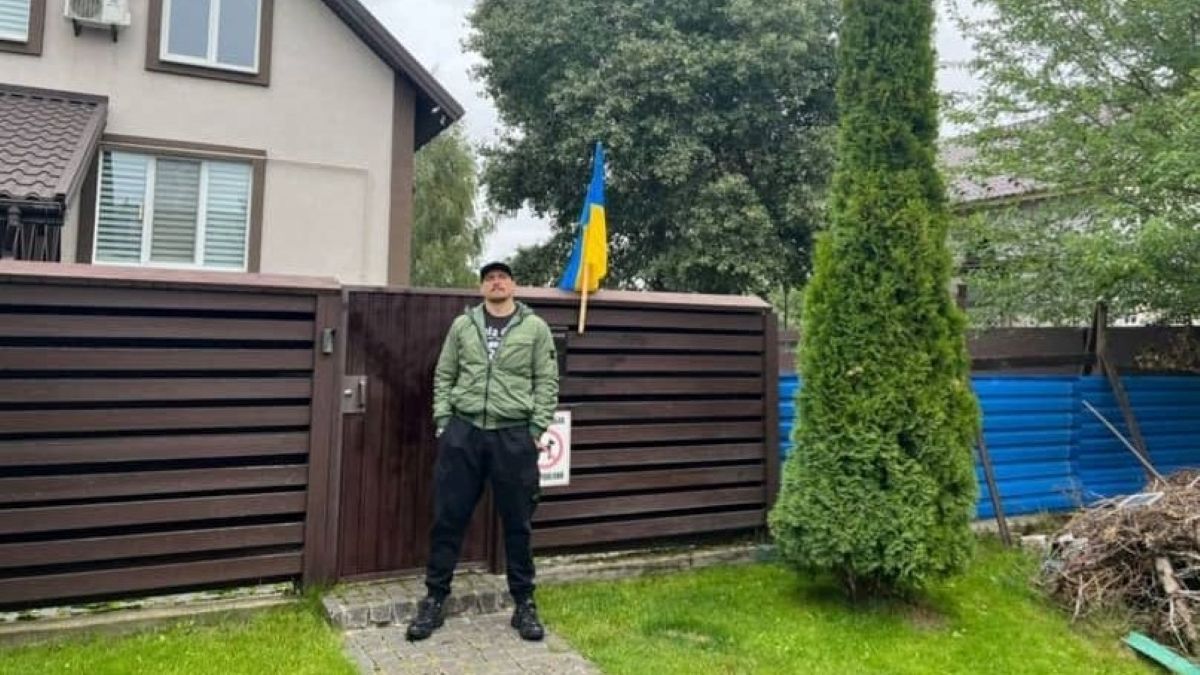 С украинским флагом: Усик показал свой дом под Киевом, захваченный россиянами