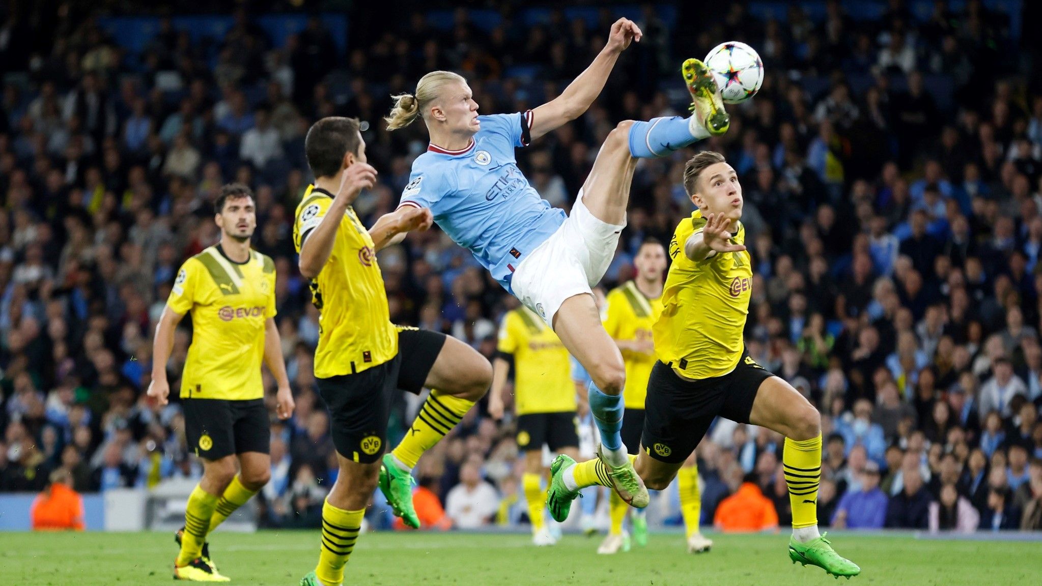 Голланд забивает гол в ворота Боруссии Голланд забивает гол в ворота Боруссии