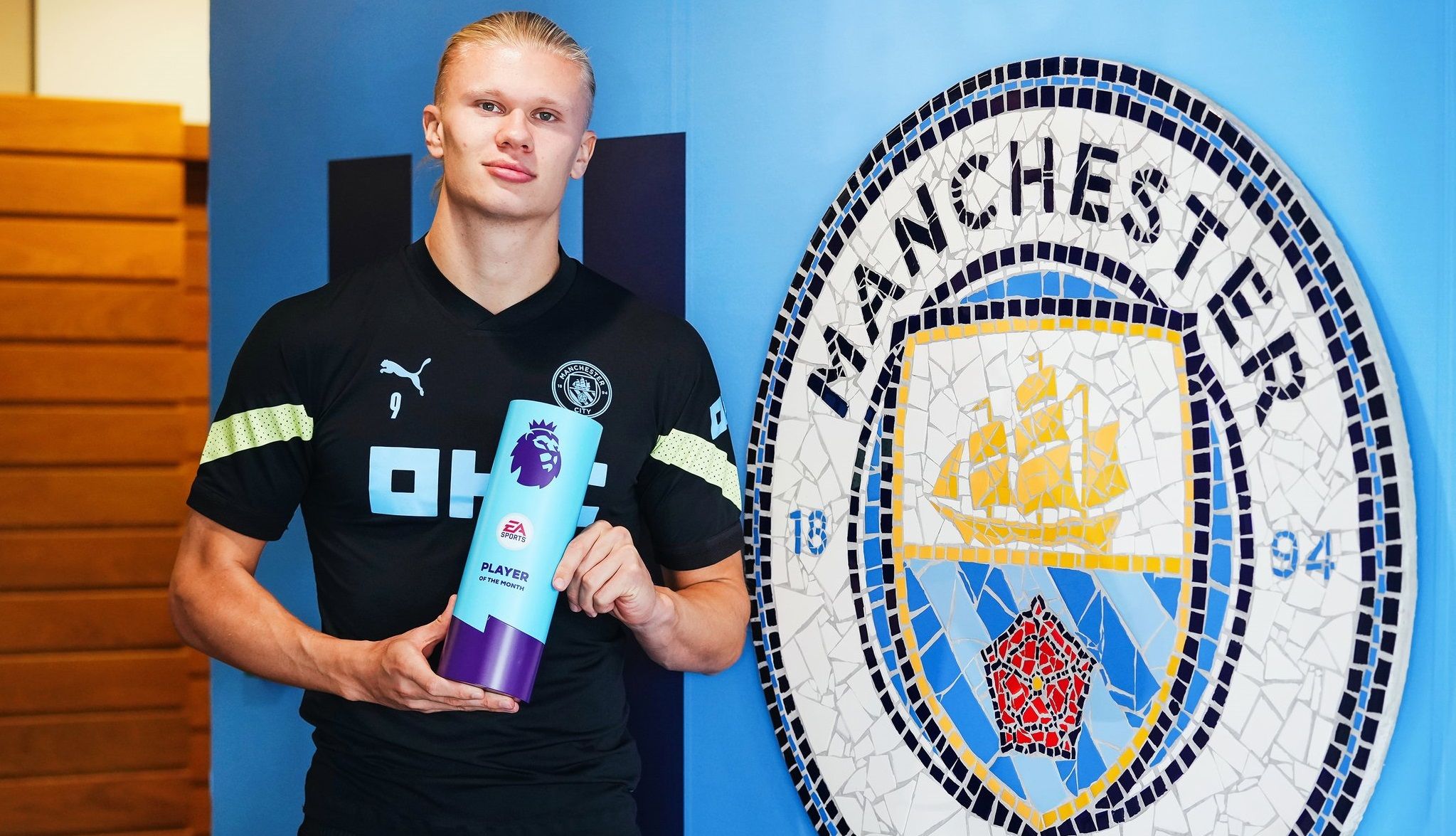 Эрлинг Холанд с первой наградой в Манчестер Сити Эрлинг Холанд с первой наградой в Манчестер Сити