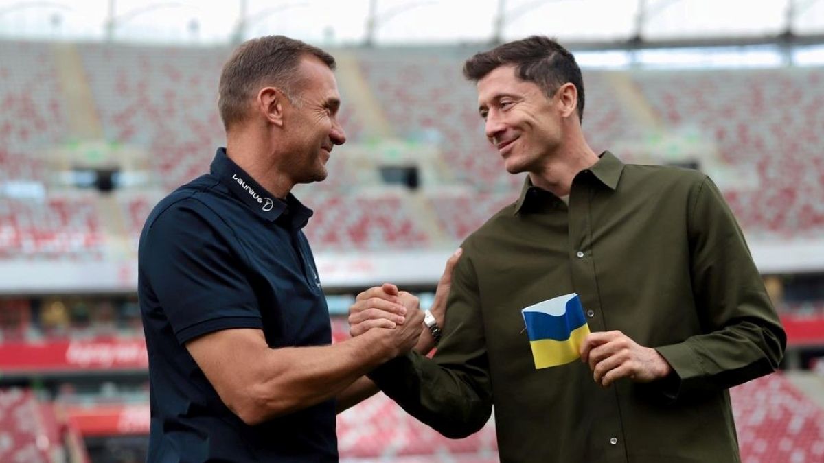 Шевченко подарував Левандовському капітанську пов'язку в кольорах українського прапора
