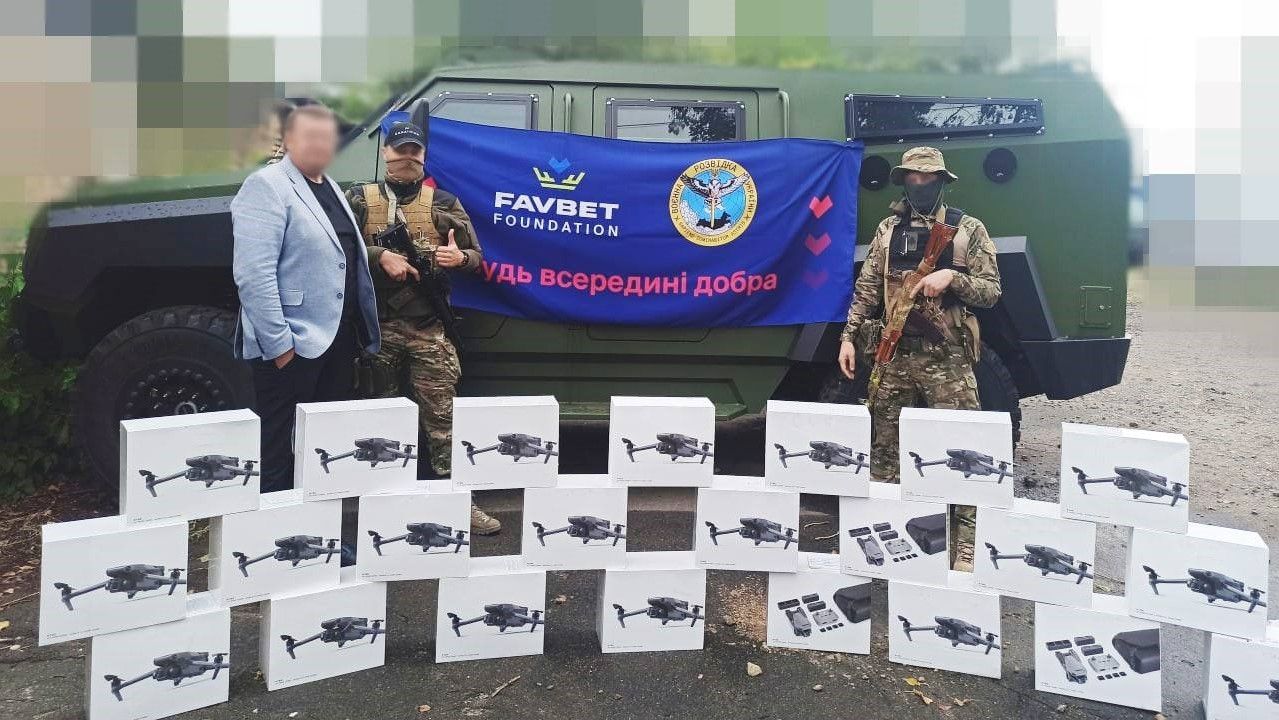 Favbet передал партию дронов для нужд ГУР Favbet передал партию дронов для нужд ГУР