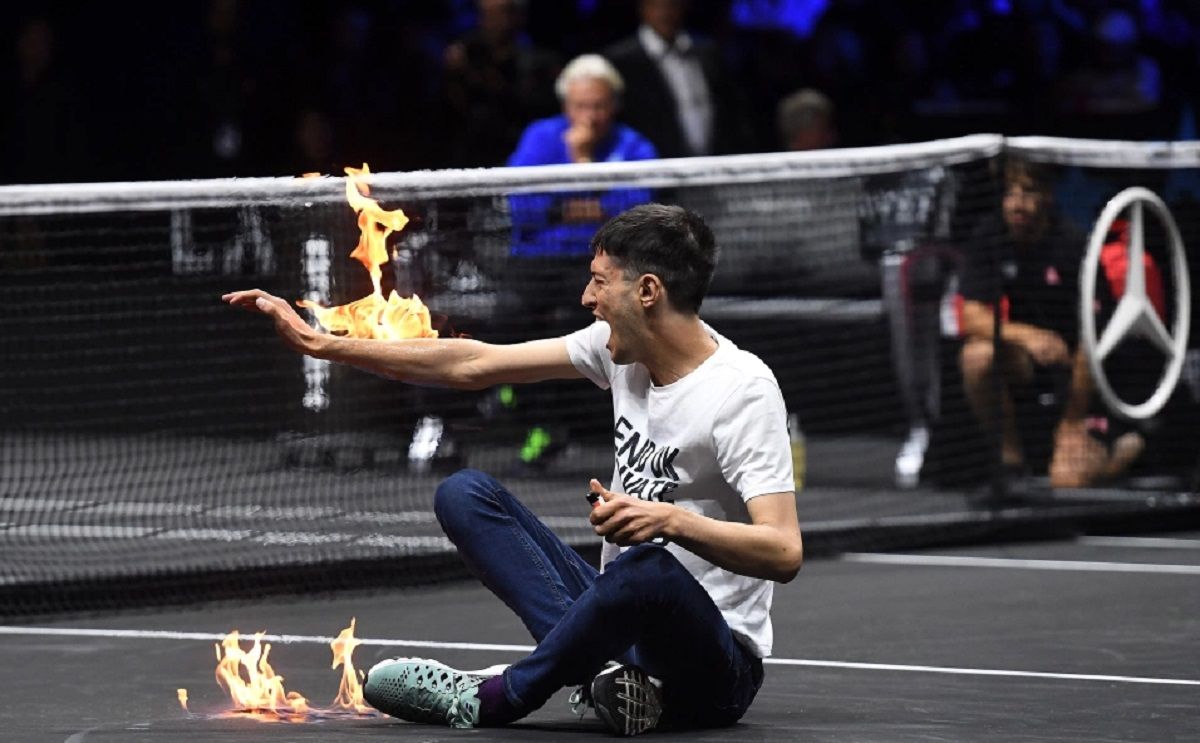 "Довольно частных самолетов" болельщик поджег себя во время матча Кубка Лейвера - 24 канал Спорт "Довольно частных самолетов" болельщик поджег себя во время матча Кубка Лейвера - 24 канал Спорт