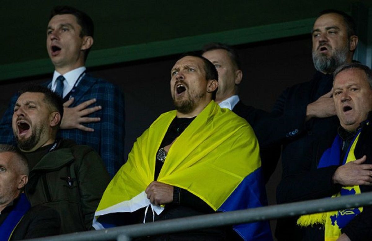 Сборная Украины подарила футболку Усику – видео Сборная Украины подарила футболку Усику – видео