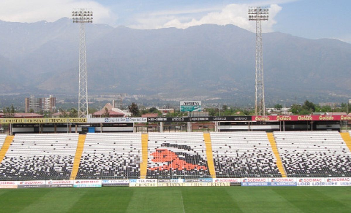 На стадионе в Чили рухнула металлическая конструкция с болельщиками  жуткие кадры - 24 канал Спорт