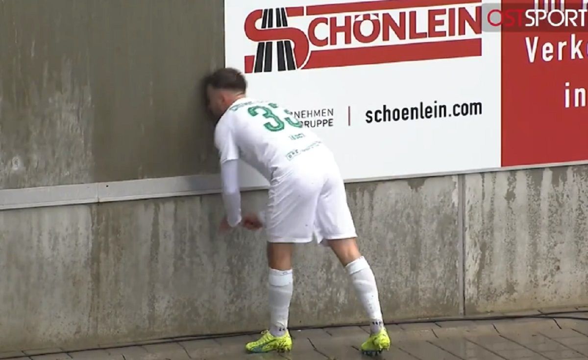 Моторошний епізод після час матчу  німецький футболіст врізався головою у бетонну стіну - 24 канал Спорт