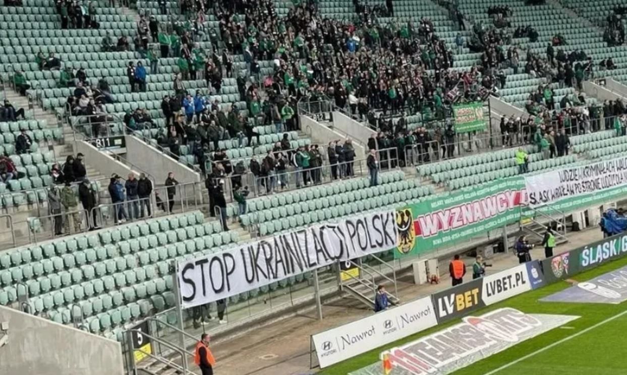 Антиукраинский баннер на матче Шленск - Варта Антиукраинский баннер на матче Шленск - Варта