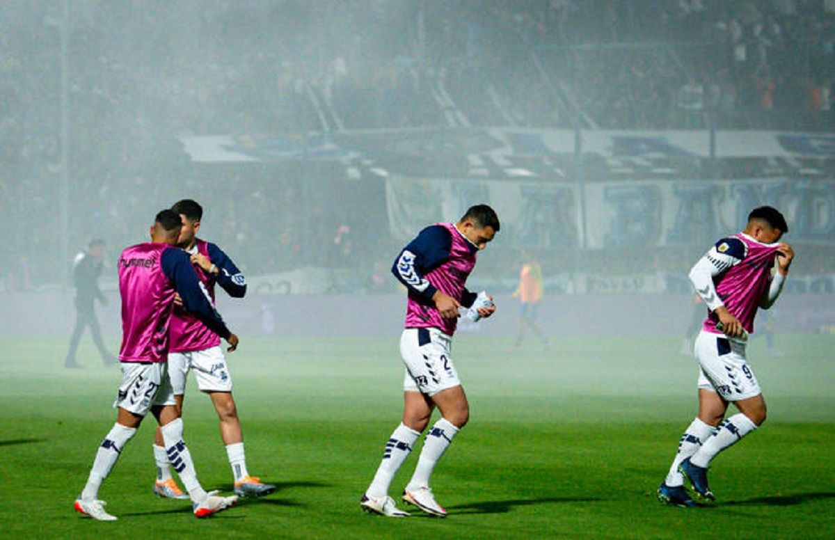 Смерть вболівальника, сльозогінний газ та гумові кулі заворушення на матчі чемпіонату Аргентини - 24 канал Спорт Смерть вболівальника, сльозогінний газ та гумові кулі заворушення на матчі чемпіонату Аргентини - 24 канал Спорт