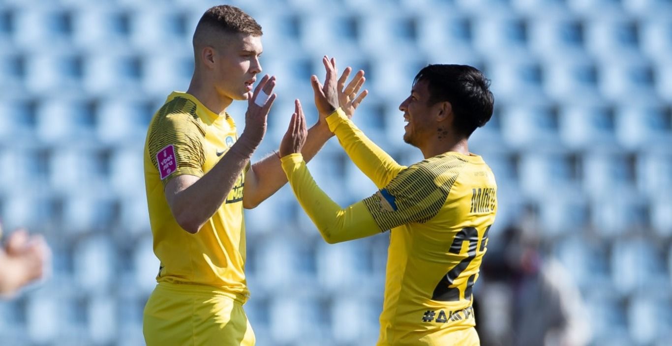 Артем Довбик (слева) разбил Зорю Артем Довбик (слева) разбил Зорю