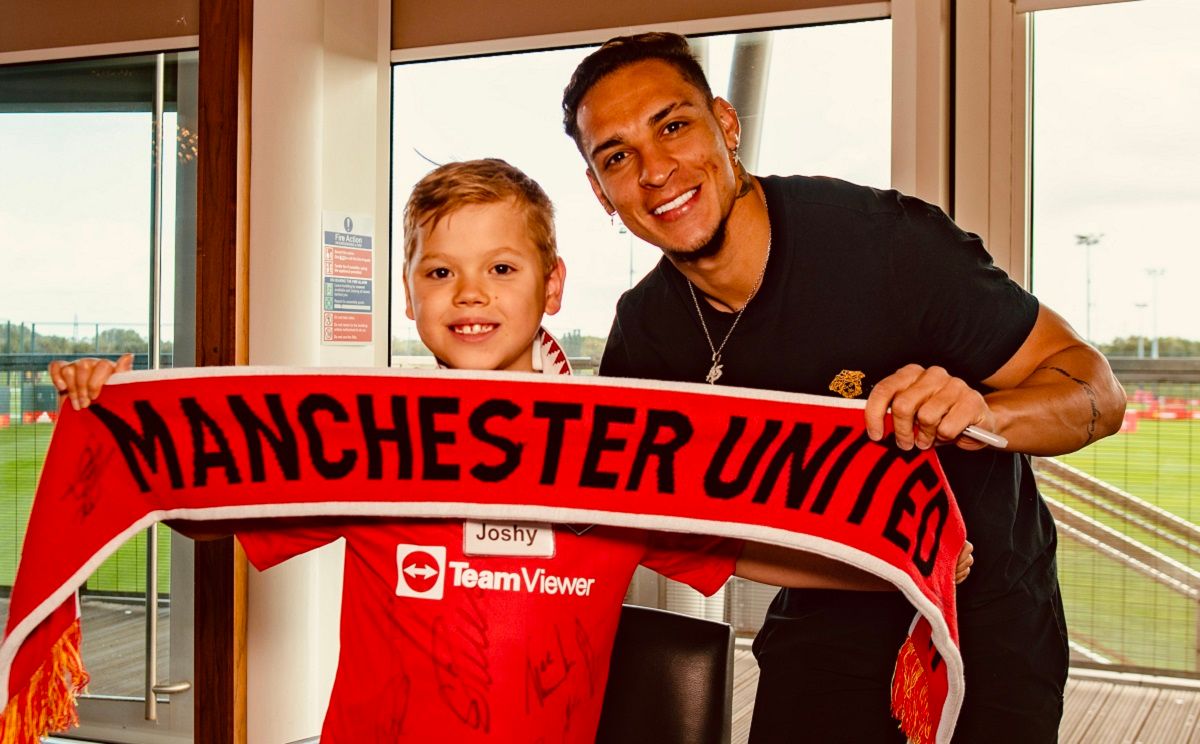 Футболисты Манчестер Юнайтед встретились с юными болельщиками.