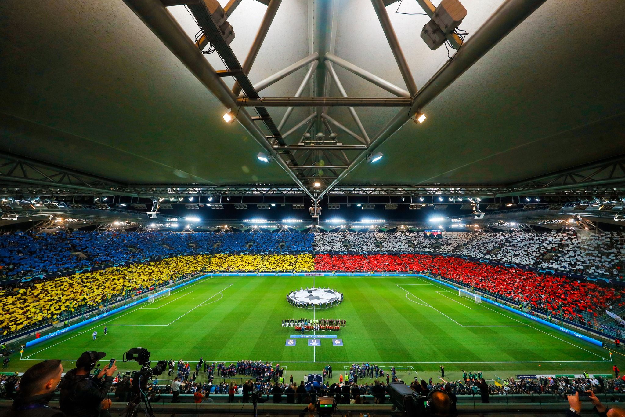 Флешмоб на матчі Шахтар – Реал Флешмоб на матчі Шахтар – Реал