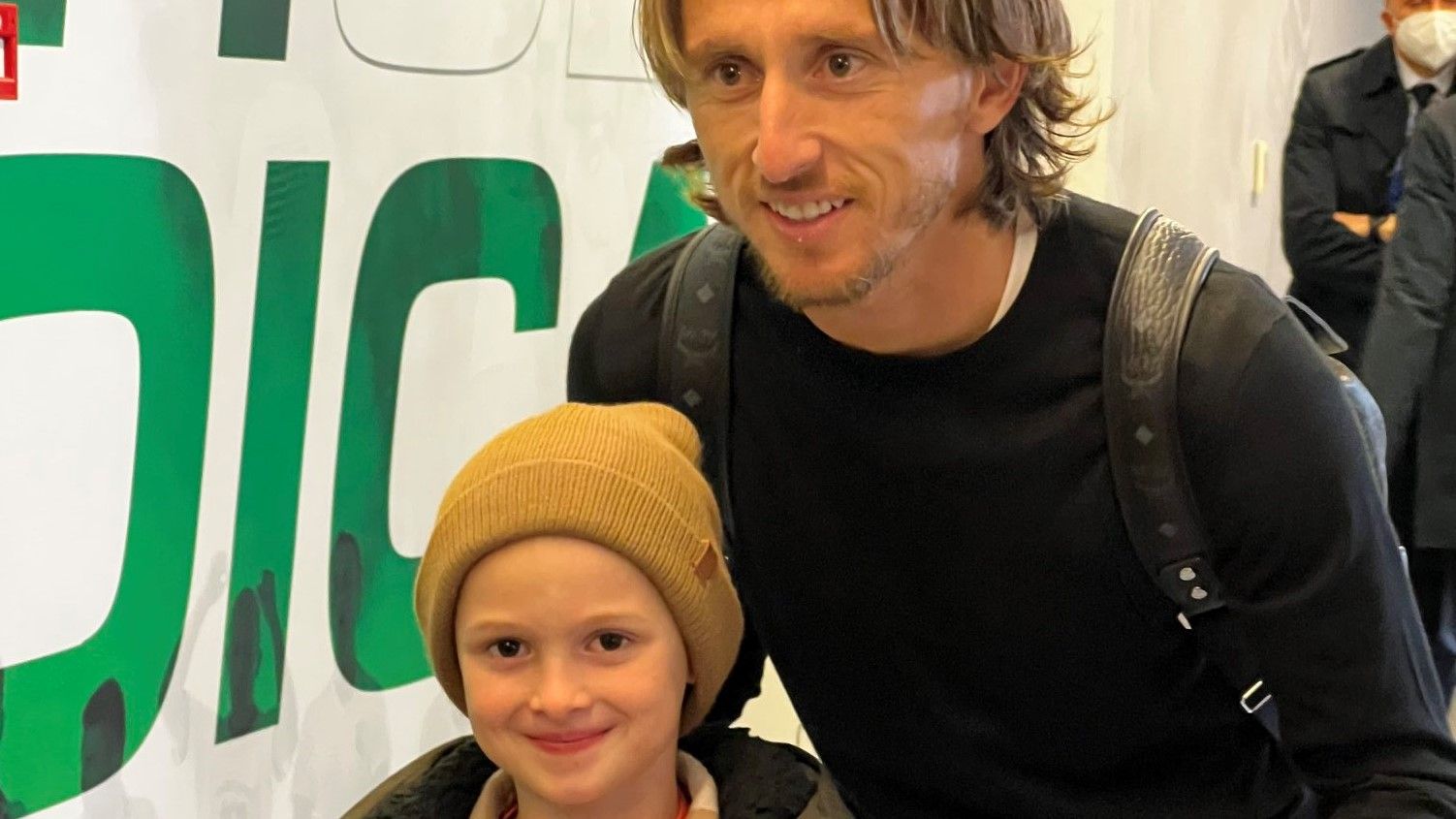 Футболіст Реала отримав браслет з "Азовсталі" від хлопчика, який утратив батьків у Маріуполі Футболіст Реала отримав браслет з "Азовсталі" від хлопчика, який утратив батьків у Маріуполі