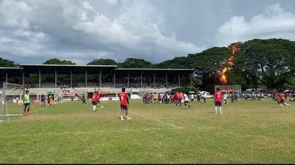 Молния попала в футбольного арбитра на Филиппинах
