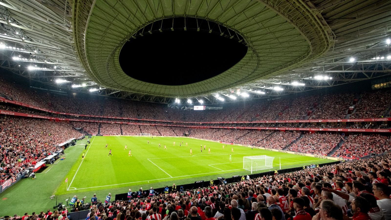 Фанатов Атлетика выгнали со стадиона за демонстрацию "флагов" оккупантов на Донбассе Фанатов Атлетика выгнали со стадиона за демонстрацию "флагов" оккупантов на Донбассе