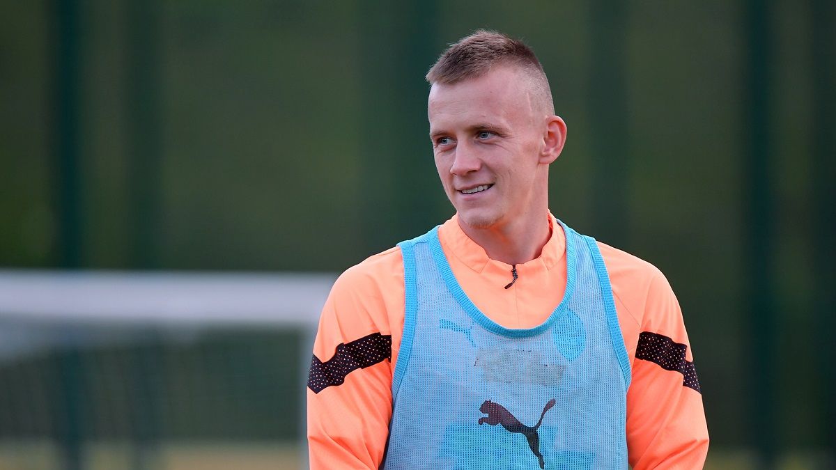 Мяч прилетел у Ивана Петряка во время интервью с журналисткой Шахтера – видео Мяч прилетел у Ивана Петряка во время интервью с журналисткой Шахтера – видео