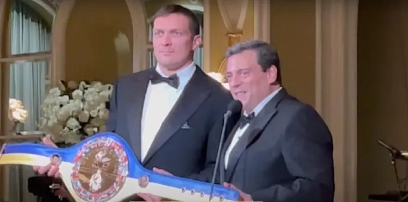 Усик получил специальный пояс WBC, посвященный Украине – фото и видео
