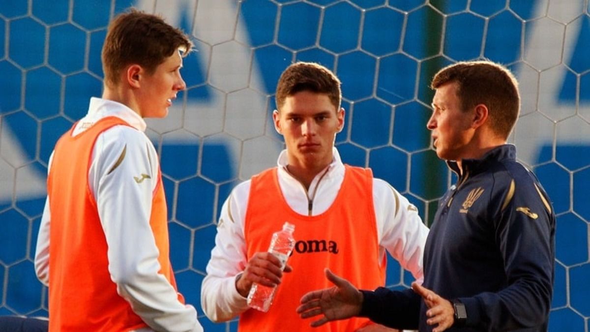 Судаков (по центру) в лагере сборной Украины U-21. Судаков (по центру) в лагере сборной Украины U-21.