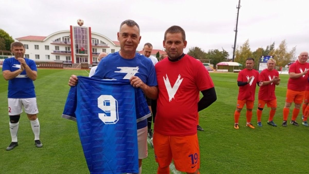 Сергей Гайдаш (в синем) сыграл матч в оккупированном Крыму их символом захватчиков