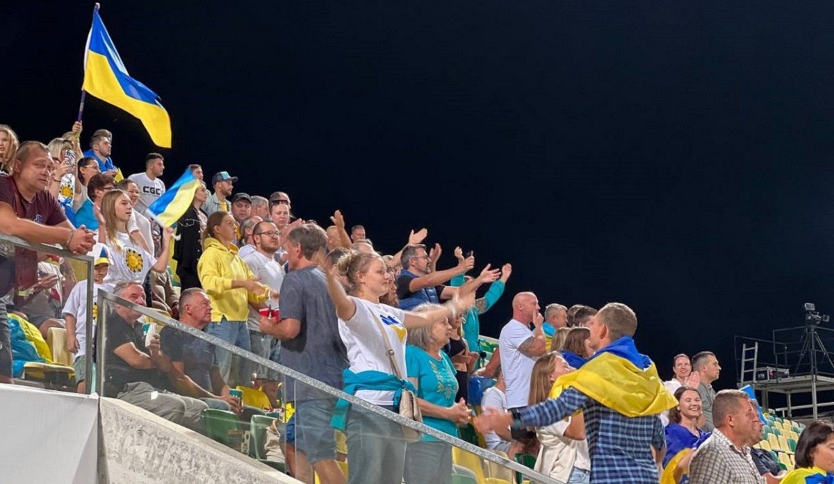 АЕК – Динамо - скандал на трибунах з плакатом Росія – країна-терорист АЕК – Динамо - скандал на трибунах з плакатом Росія – країна-терорист