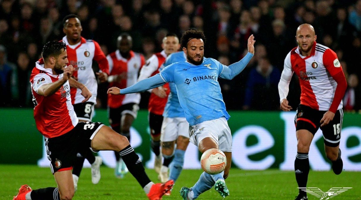 Феенорд – Лацио – фанаты бросали пакеты с мочой во время матча Лига Европы-2022/2023 Феенорд – Лацио – фанаты бросали пакеты с мочой во время матча Лига Европы-2022/2023