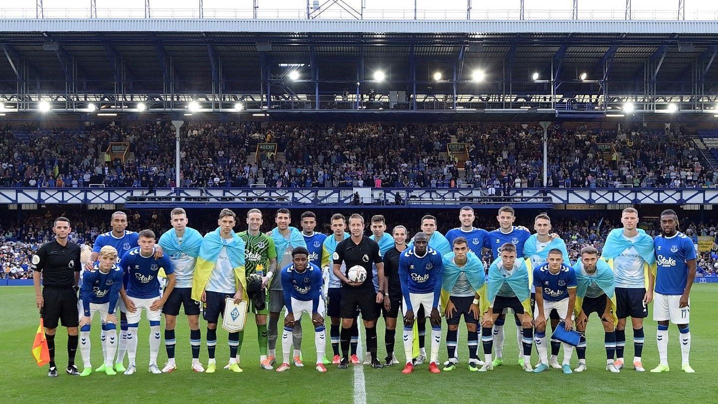 Гравці Динамо та Евертона під час благодійного матчу Гравці Динамо та Евертона під час благодійного матчу