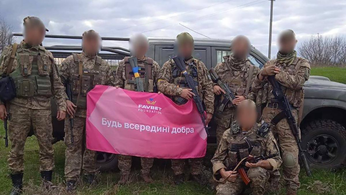 Favbet Foundation разом із партнерами передав ЗСУ п’ять автомобілів, спальні мішки і "буржуйки" Favbet Foundation разом із партнерами передав ЗСУ п’ять автомобілів, спальні мішки і "буржуйки"