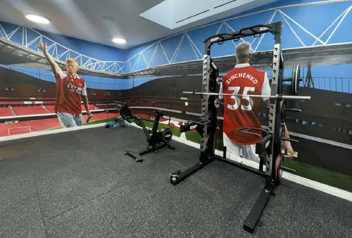 Мурал із Арсеналом та Емірейтс на стінах тренажерного залу Зінченка – відео Мурал із Арсеналом та Емірейтс на стінах тренажерного залу Зінченка – відео