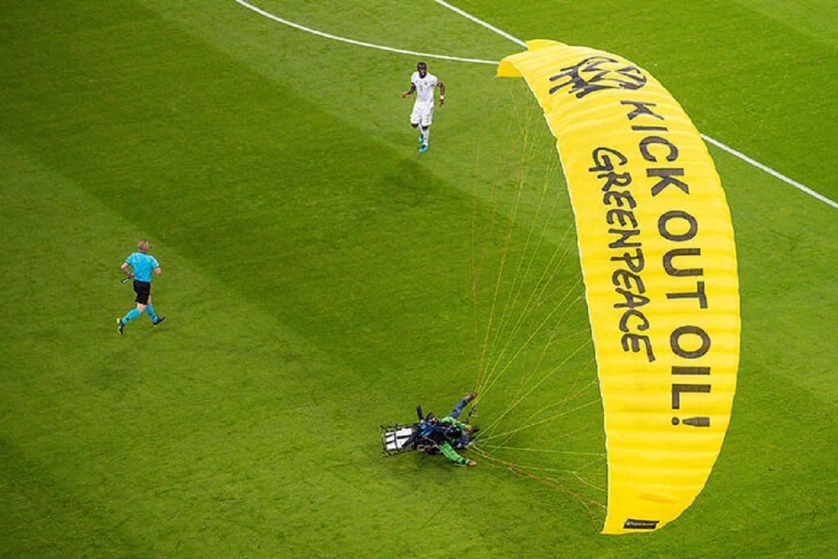 Опуститься парашутист чи вибіжить верблюд: хто може перервати проведення матчів ЧС-2022 в Катарі