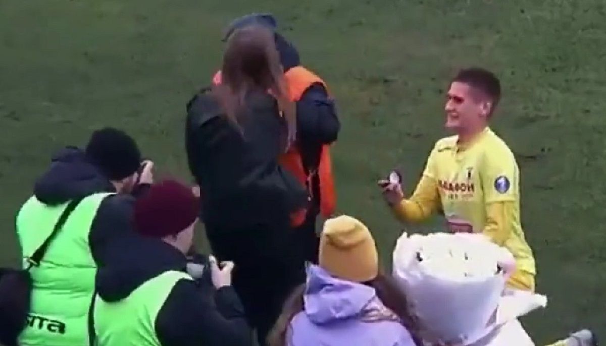 Эпическое признание в любви во время матча чемпионата Беларуси – видео Эпическое признание в любви во время матча чемпионата Беларуси – видео