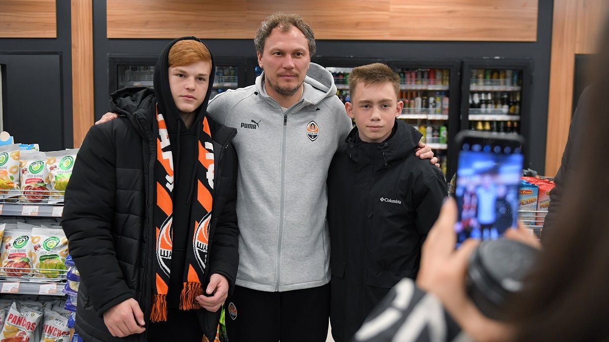 Зустріч футболістів Шахтаря з дітьми-переселенцями – фото Зустріч футболістів Шахтаря з дітьми-переселенцями – фото