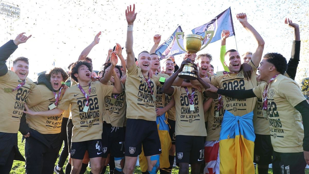 Игроки Валмиеры празднуют чемпионство Игроки Валмиеры празднуют чемпионство