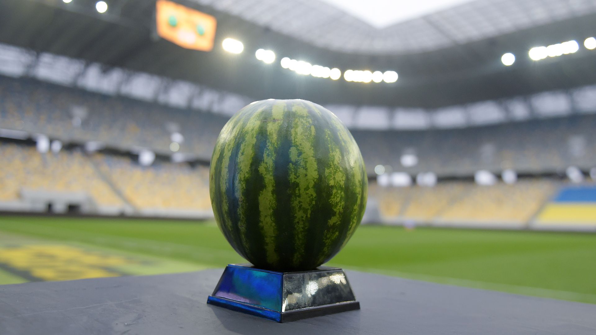 Арбуз на матче УПЛ Арбуз на матче УПЛ