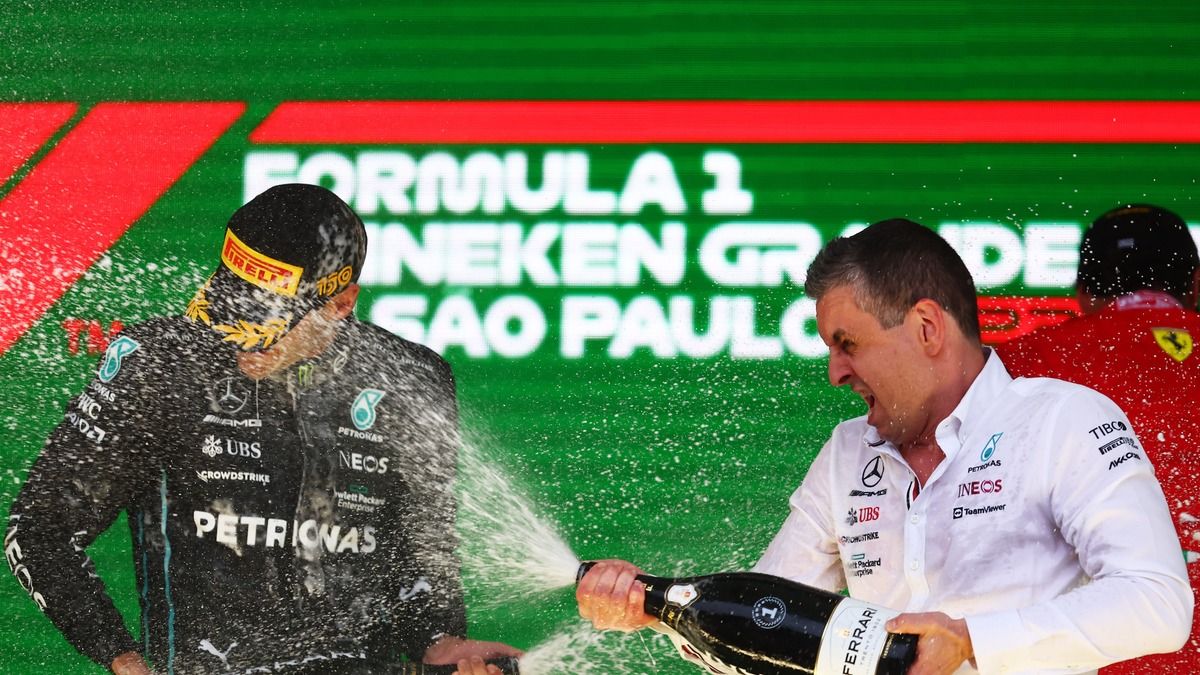 Джордж Рассел празднует победу в Гра-при Бразилии Джордж Рассел празднует победу в Гра-при Бразилии