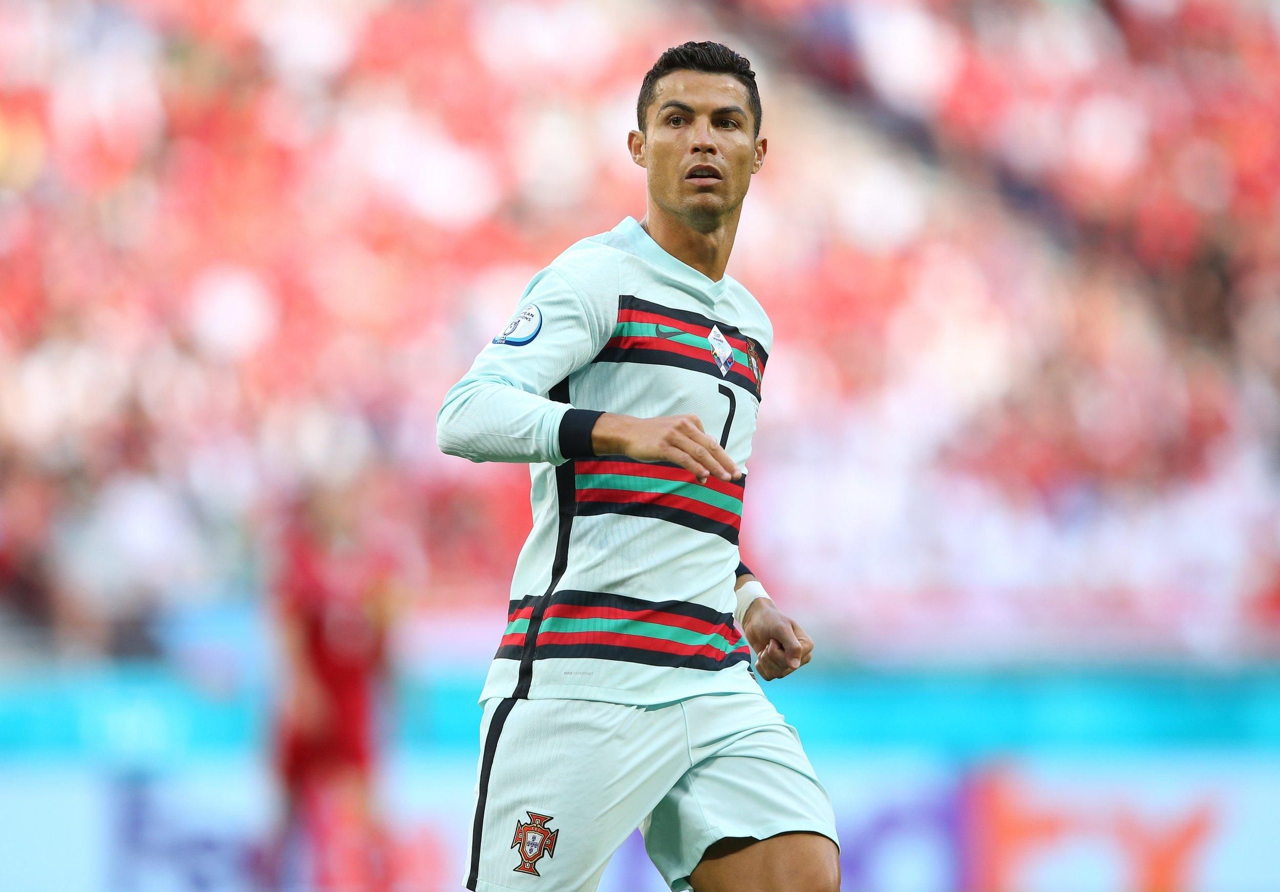 Фернандеш холодно поздоровался с Роналдом в сборной Португалии после скандального интервью Фернандеш холодно поздоровался с Роналдом в сборной Португалии после скандального интервью