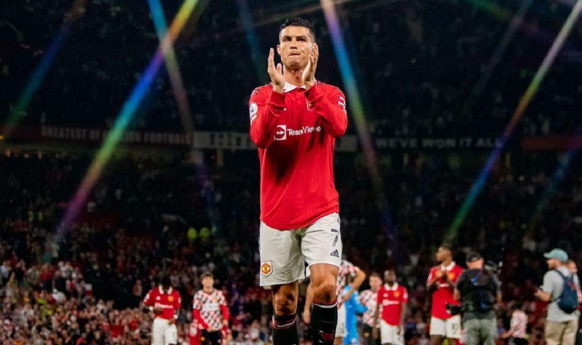 Плакат Роналду сняли с фасада Олд Траффорд – фото Плакат Роналду сняли с фасада Олд Траффорд – фото