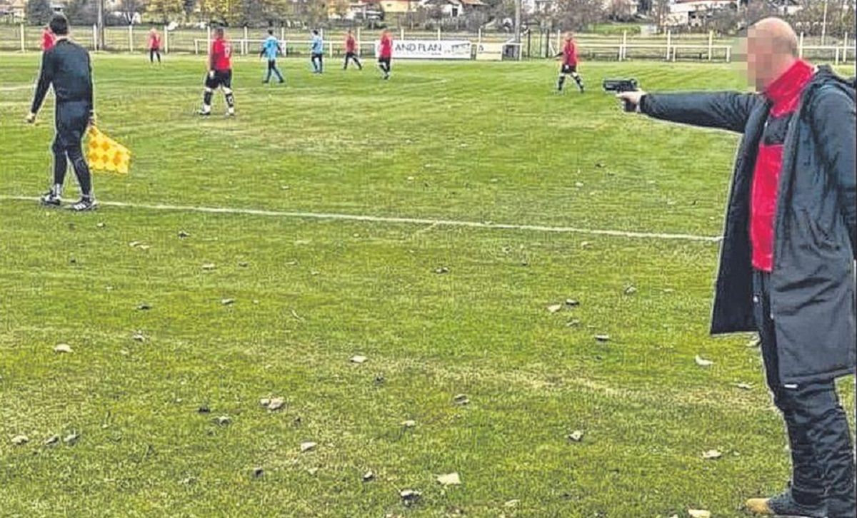 Футболіста довічно дискваліфікували через розмахування пістолетом у бік судді Футболіста довічно дискваліфікували через розмахування пістолетом у бік судді