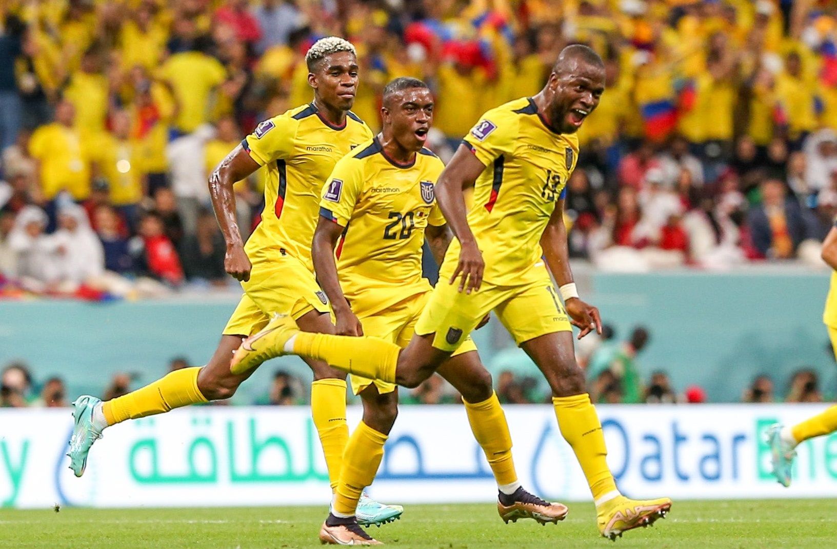 Эннер Валенсия (справа) положил на лопатки Катар Эннер Валенсия (справа) положил на лопатки Катар