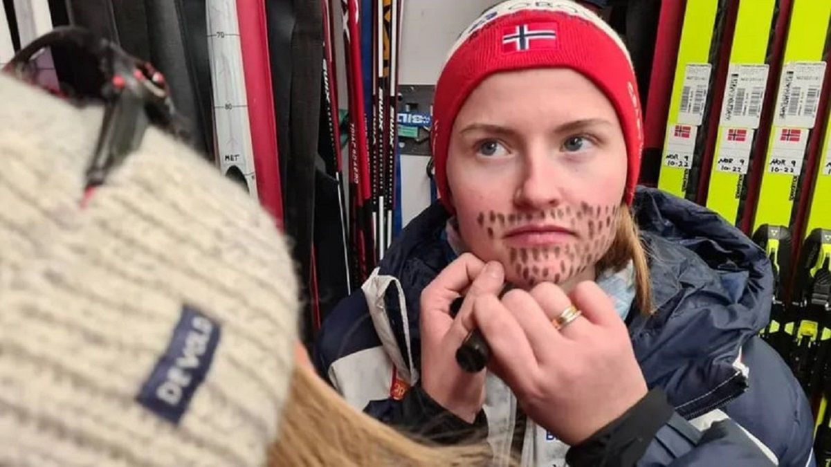 Лижниця з Норвегії виступила із намальованою бородою – протест від чемпіонки Лижниця з Норвегії виступила із намальованою бородою – протест від чемпіонки