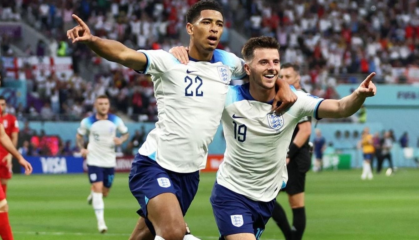 Джуд Беллінгем (ліворуч) забив перший гол Англії на ЧС-2022 Джуд Беллінгем (ліворуч) забив перший гол Англії на ЧС-2022