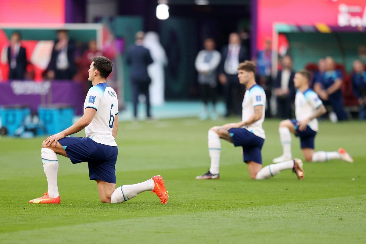 Англія – Іран – футболісти стали на одне коліно перед матчем – трансляцію перервали