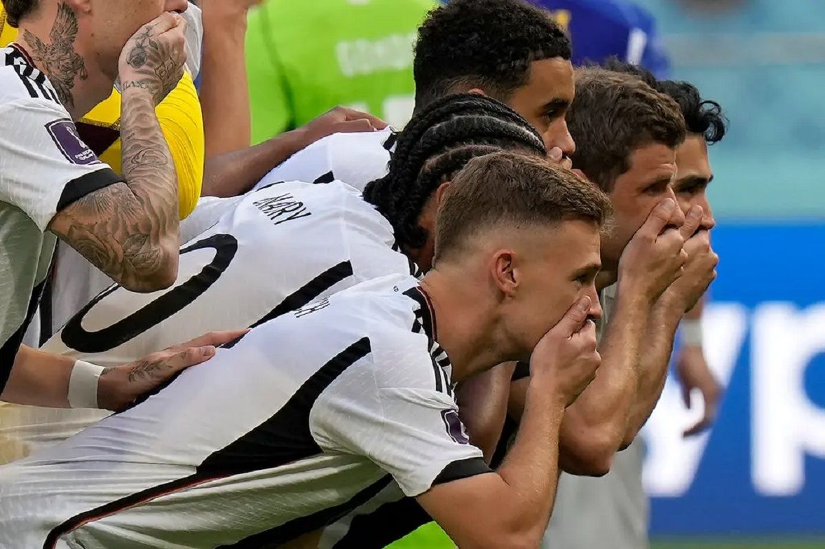 Чому футболісти з Німеччини зробили рот із закритим ротом на ЧС – відповідь Ноєра