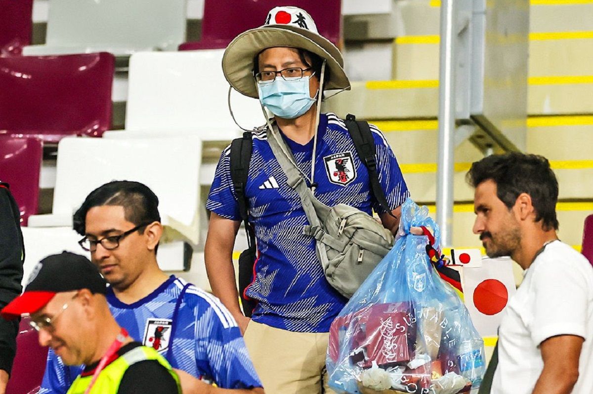 Японські уболівальники прибрали стадіон після матчу-відкриття ЧС-2022 – фото Японські уболівальники прибрали стадіон після матчу-відкриття ЧС-2022 – фото