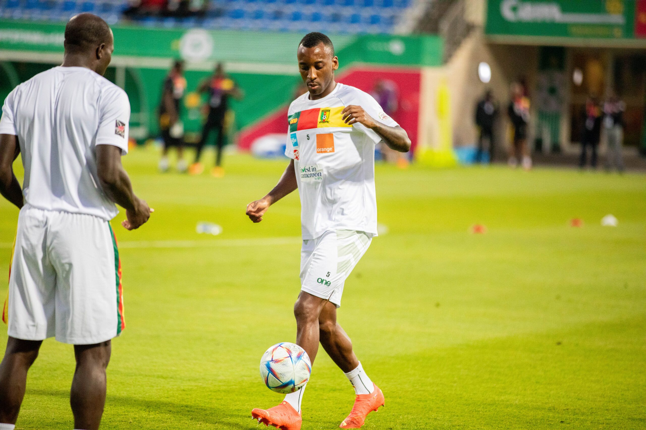 Терористична символіка на ЧС-2022: футболіст Камеруну вийшов на поле в бутсах з прапором Росії