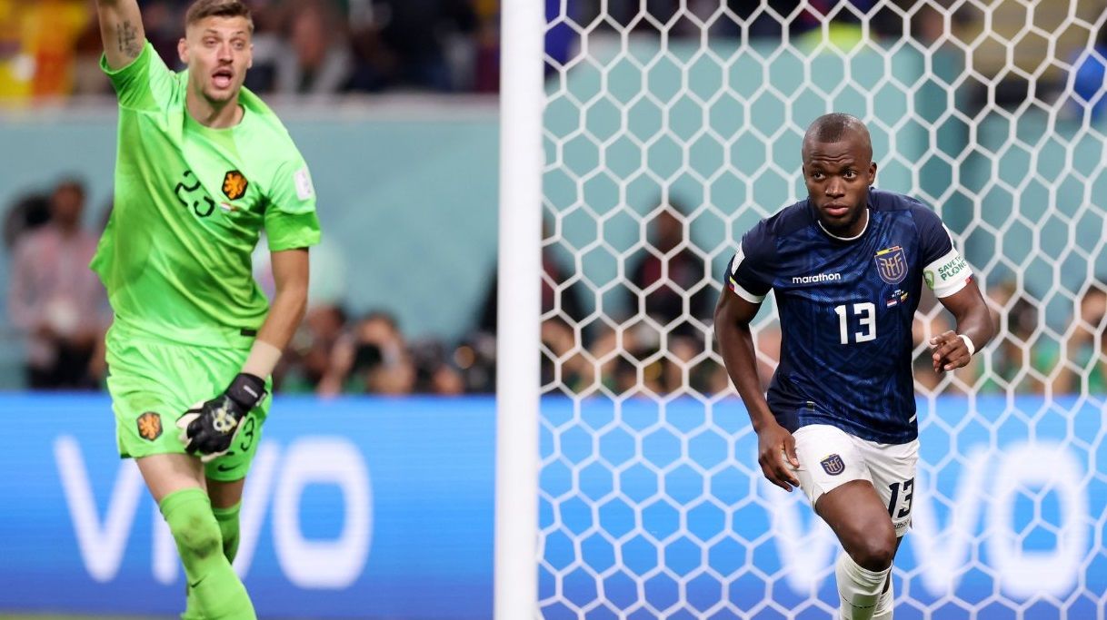 Еннер Валенсія (праворуч) забив третій гол на ЧС-2014 Еннер Валенсія (праворуч) забив третій гол на ЧС-2014