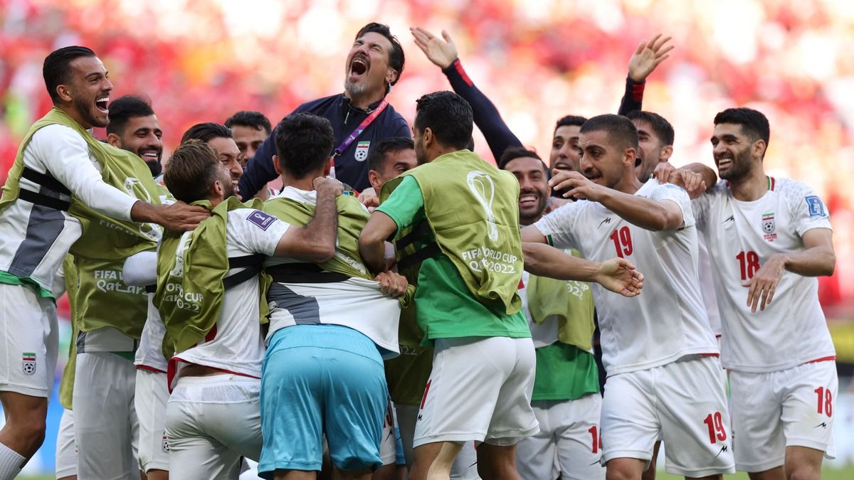 Сборная Ирана празднует победу над Уэльсом