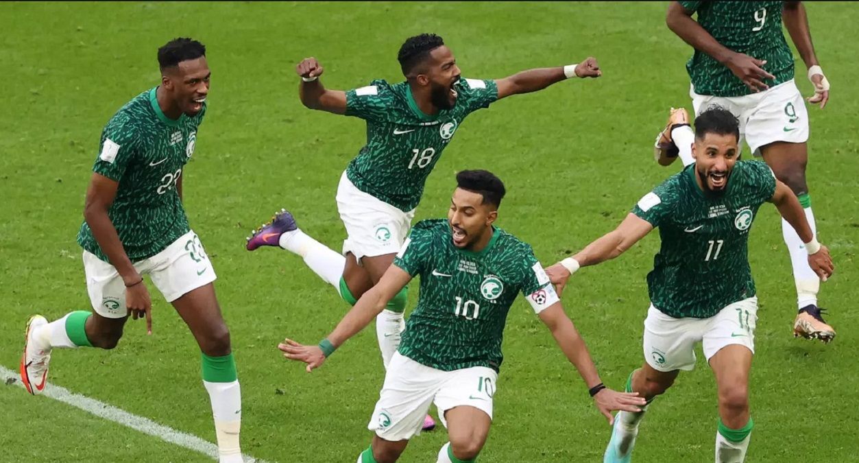 Получившие футболисты Саудовской Аравии после триумфа над Аргентиной на ЧМ-2022